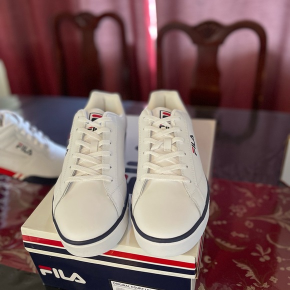 Men’s size 12 white Filas - Picture 3 of 5